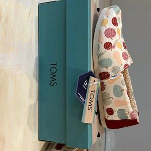 New in box size 6 Fall Toms
